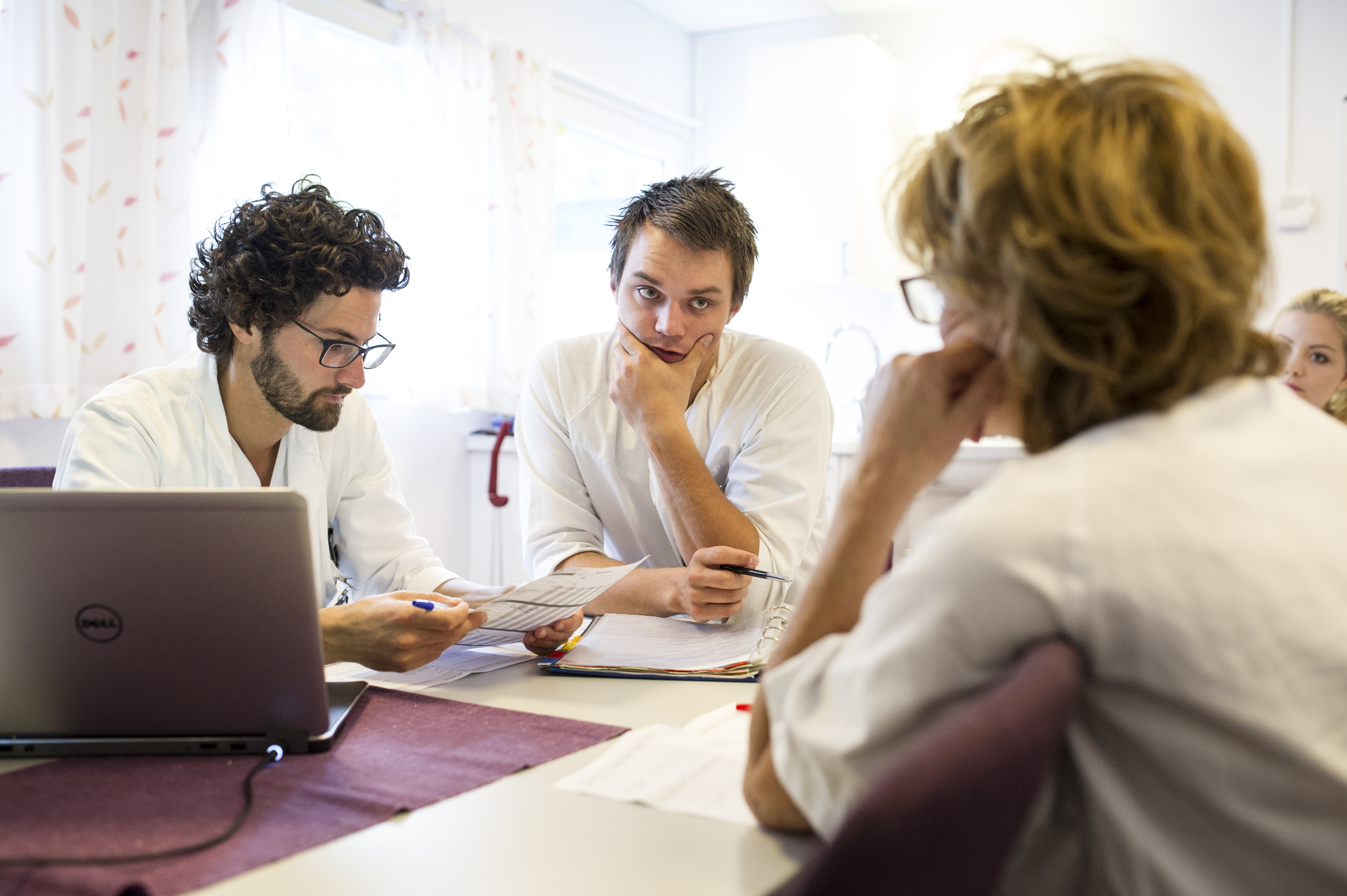 Leger i samtale. foto