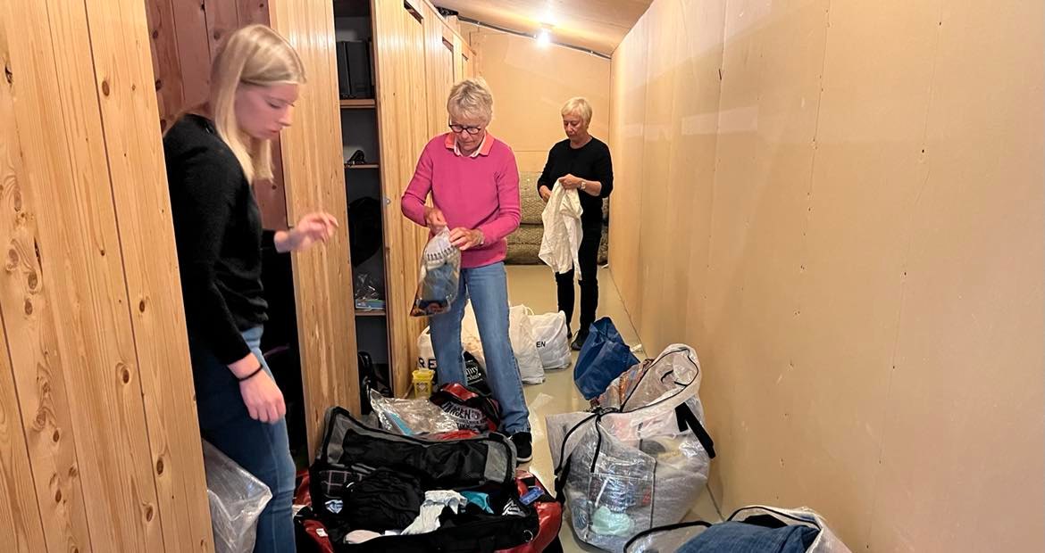 En gruppe mennesker i et rom