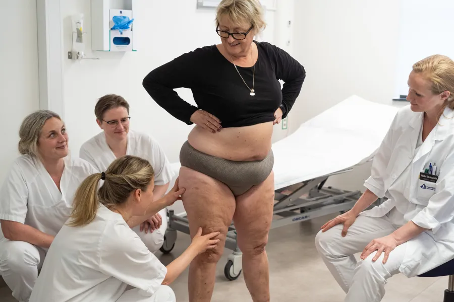 Elin Madsen undersøkes av et tverrfaglig team ved Haraldsplass Diakonale Sykehus.