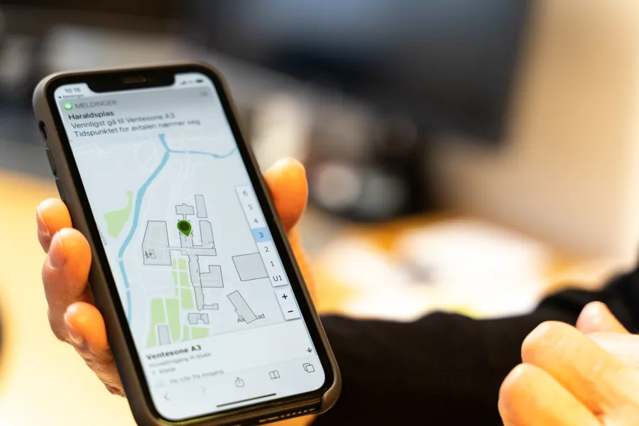 Skal du til poliklinikken kan du nå sjekke inn på mobil og automat. Du vil motta SMS med info om din ventesone og kart.