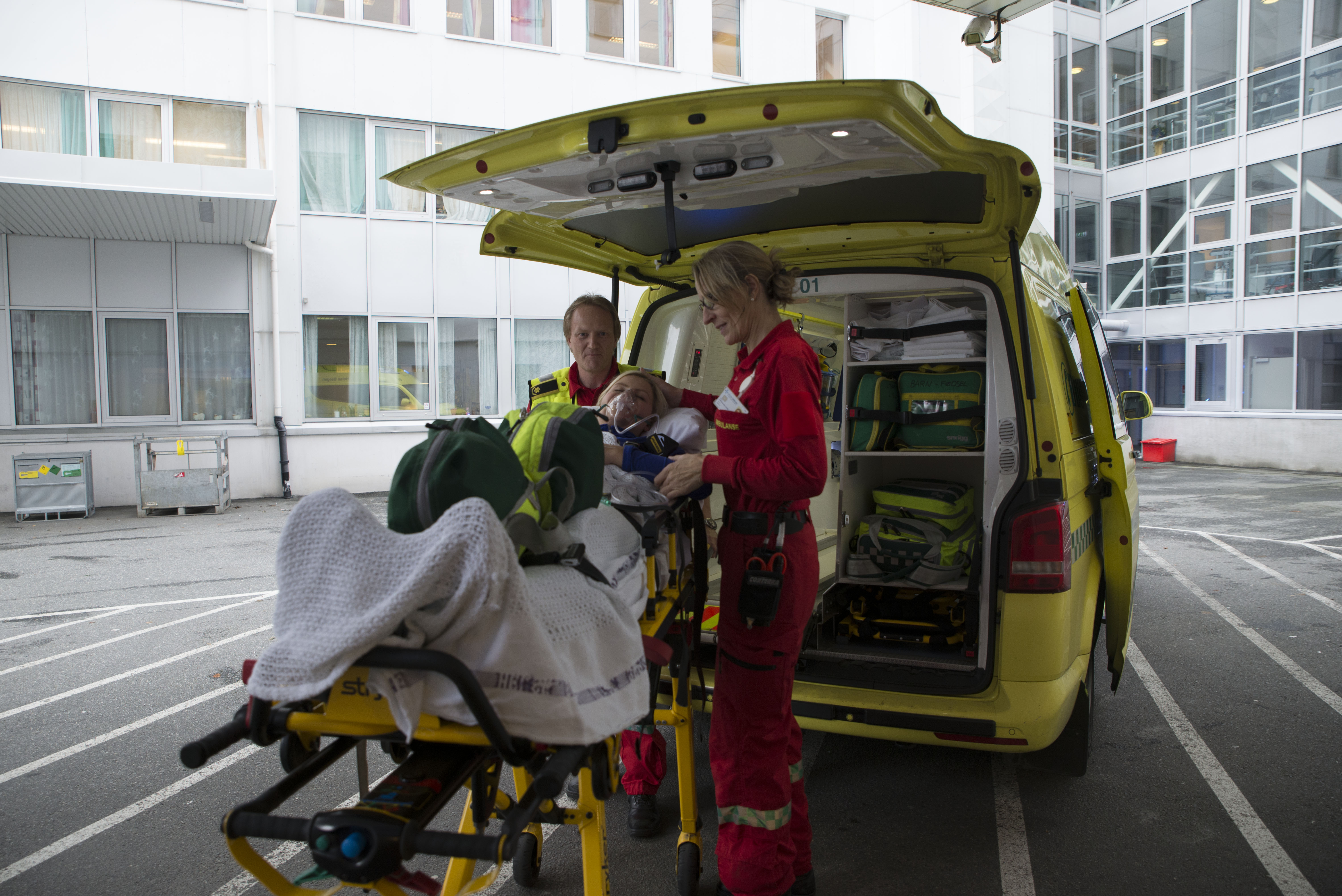 En mann som holder en baby