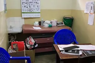 Et rom med skrivebord og stoler