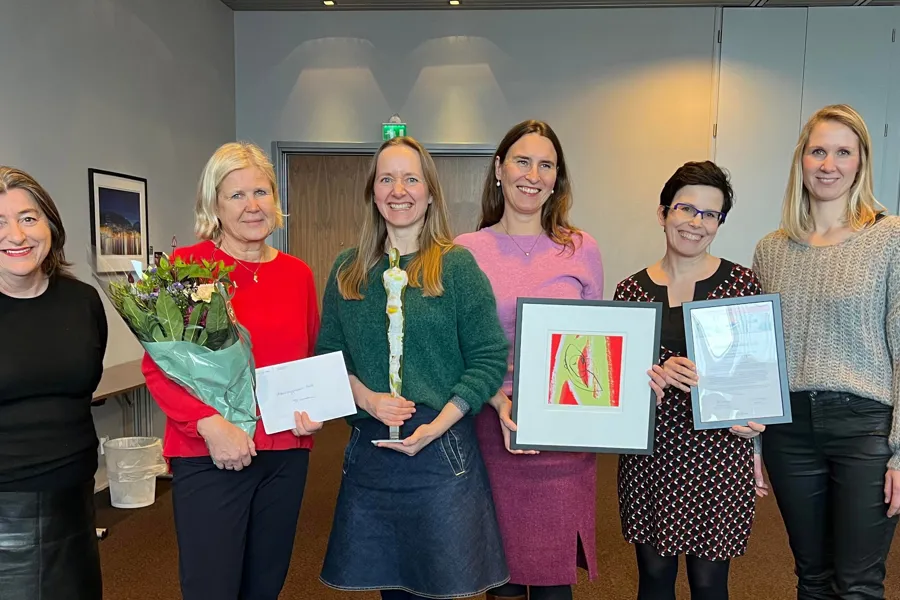 En gruppe kvinner som holder blomster
