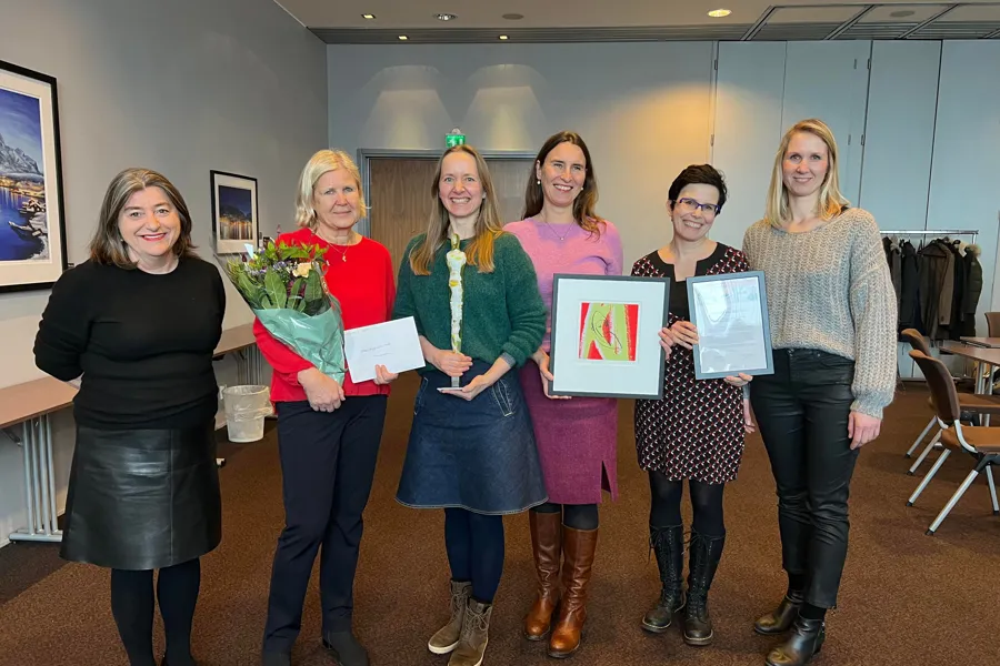 En gruppe kvinner som holder blomster