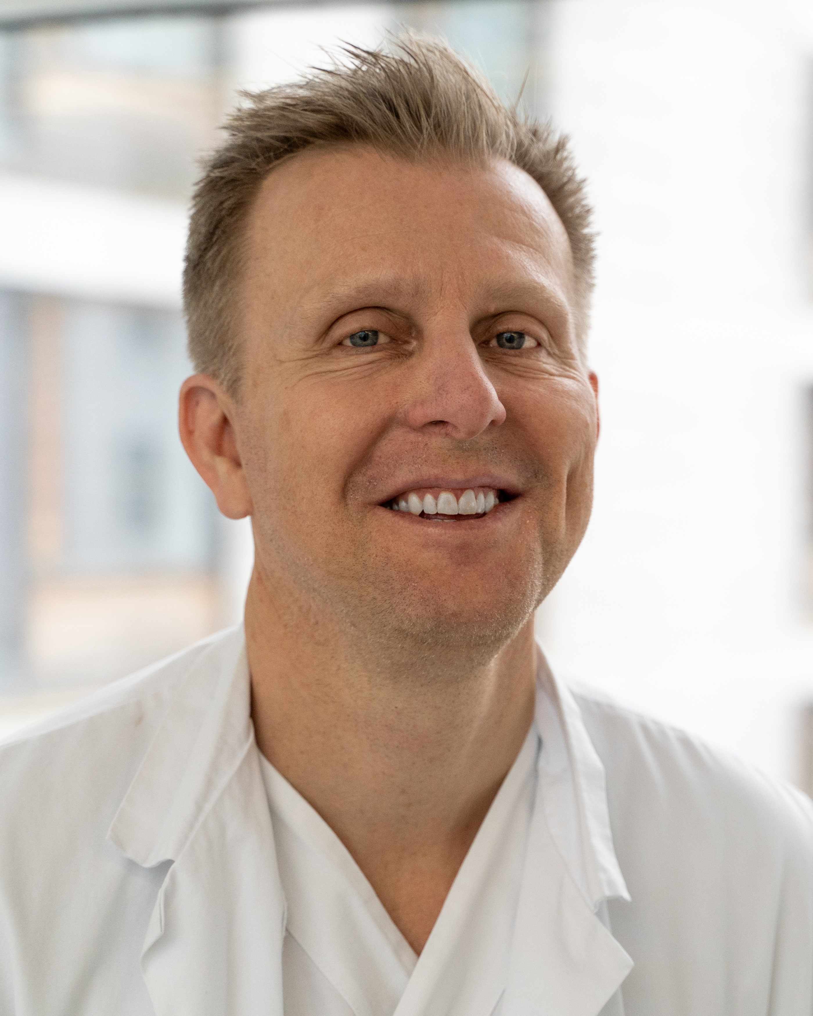 En mann iført hvit skjorte