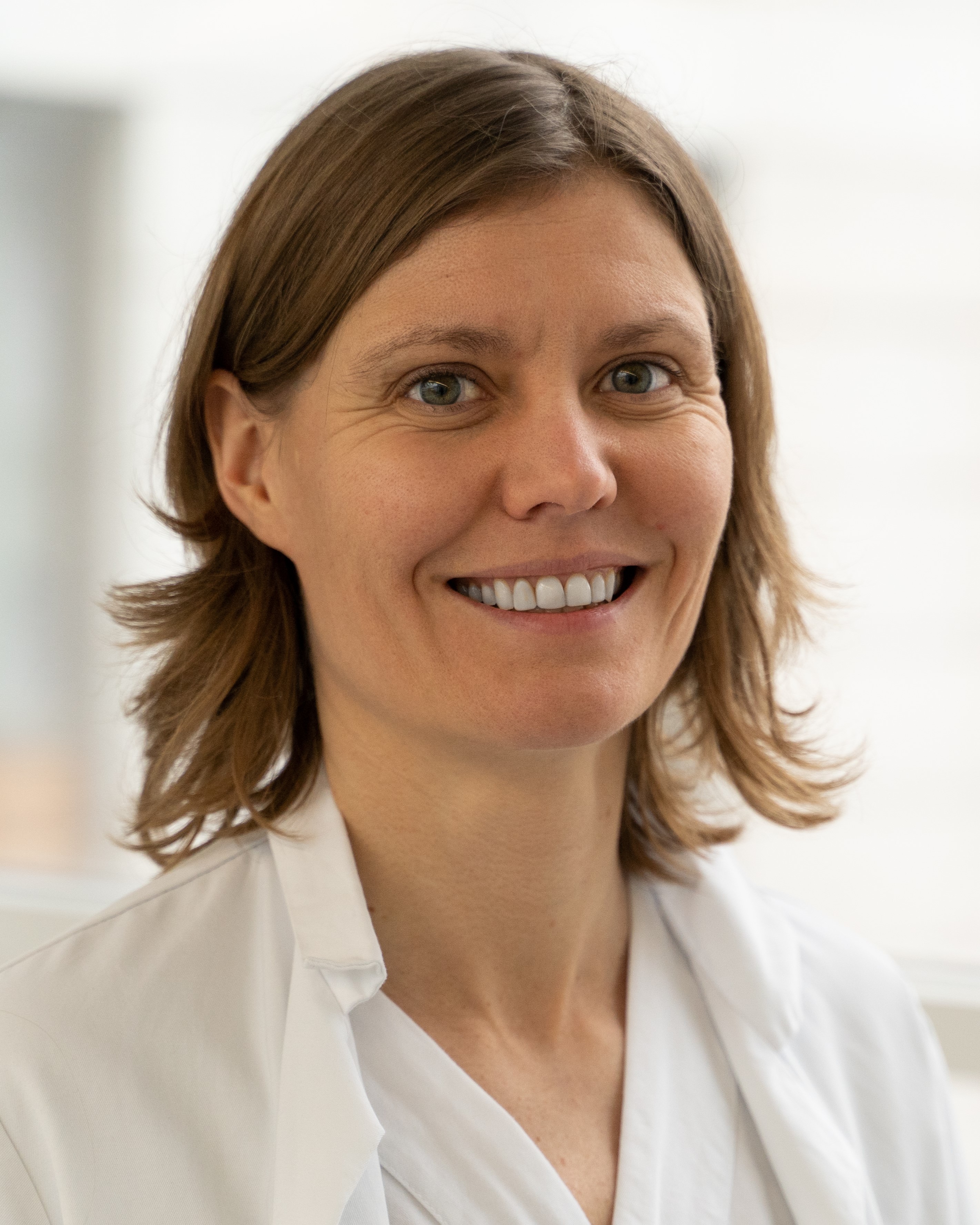 Et nærbilde av en person som smiler