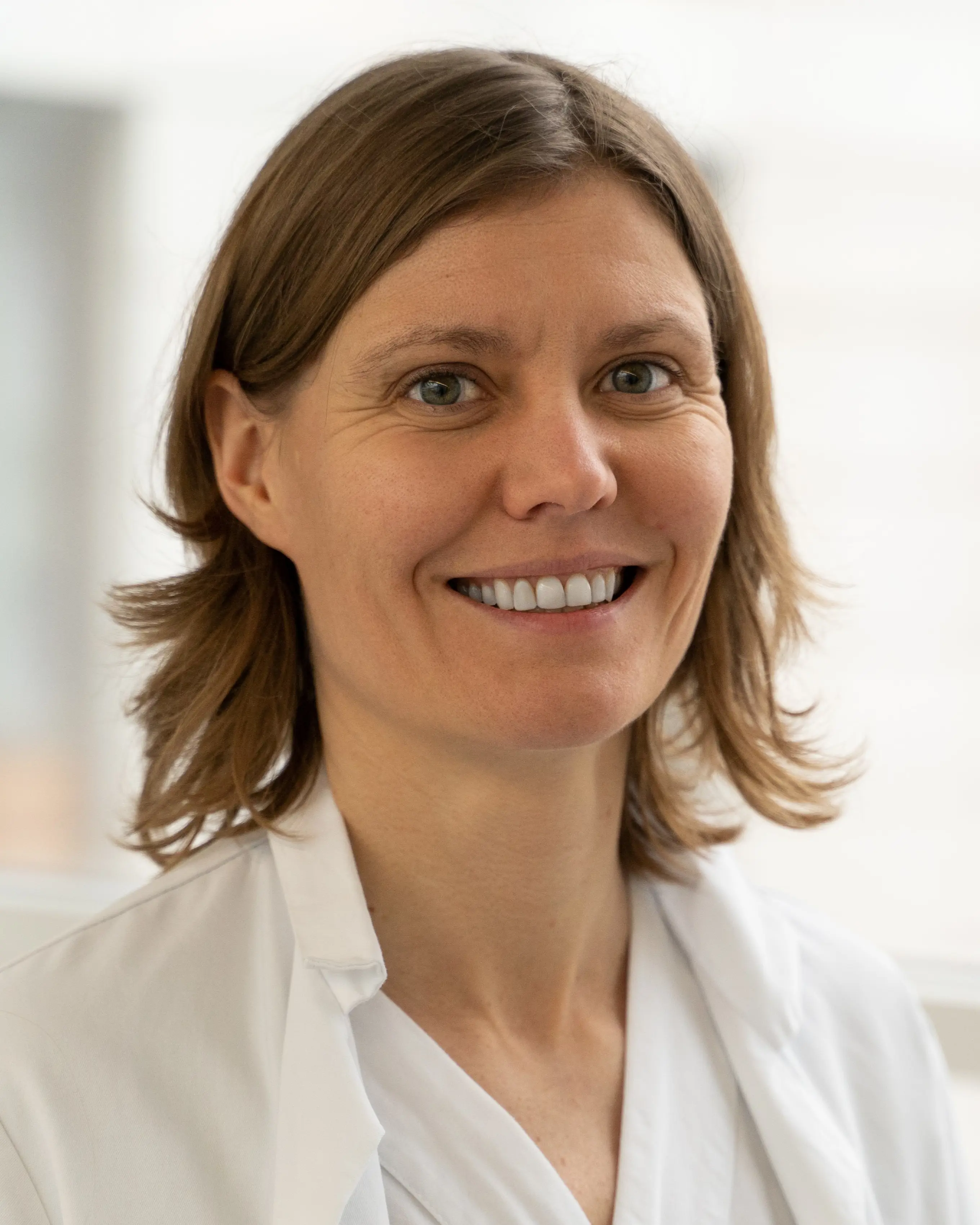 Et nærbilde av en person som smiler