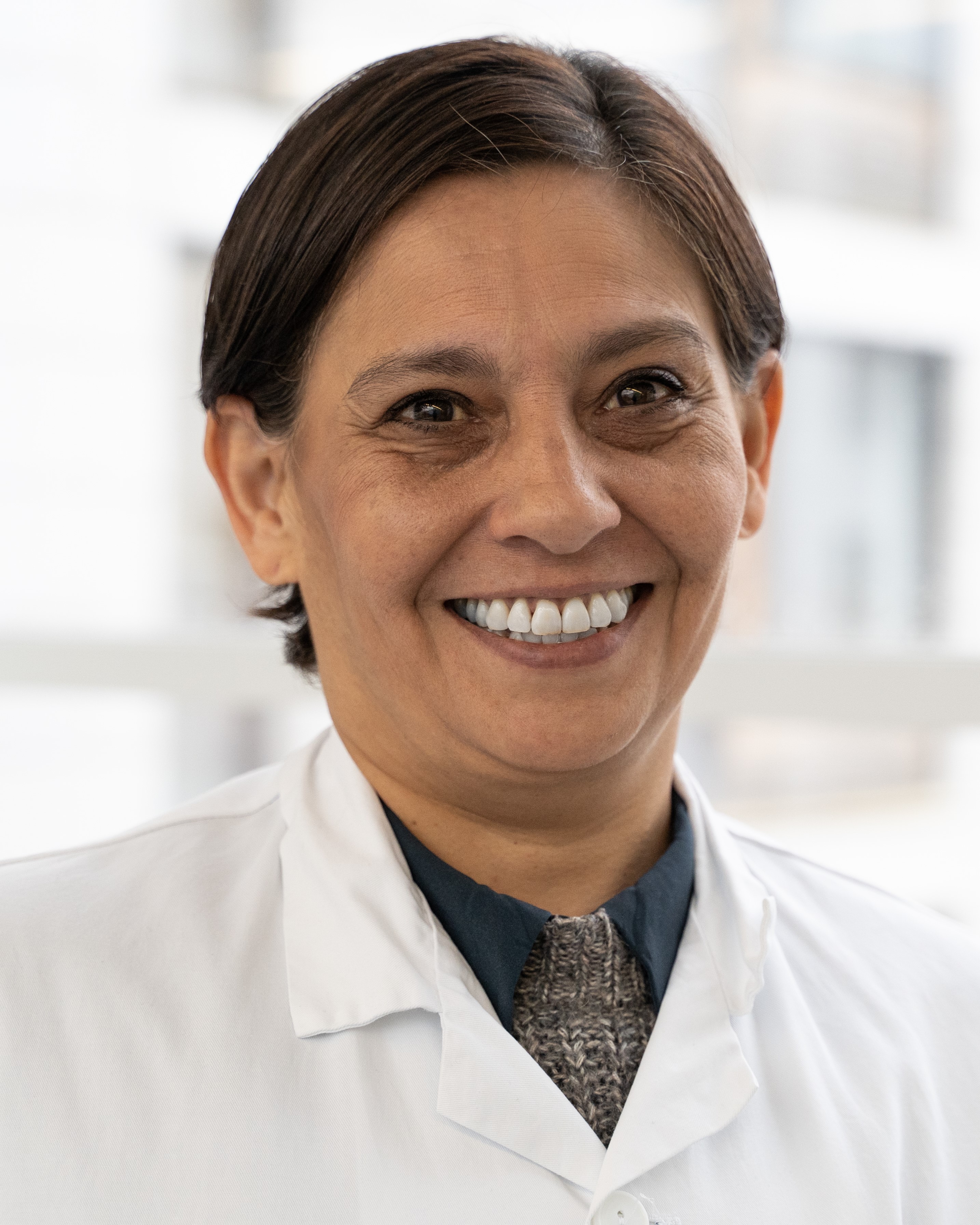 Et nærbilde av en mann som smiler