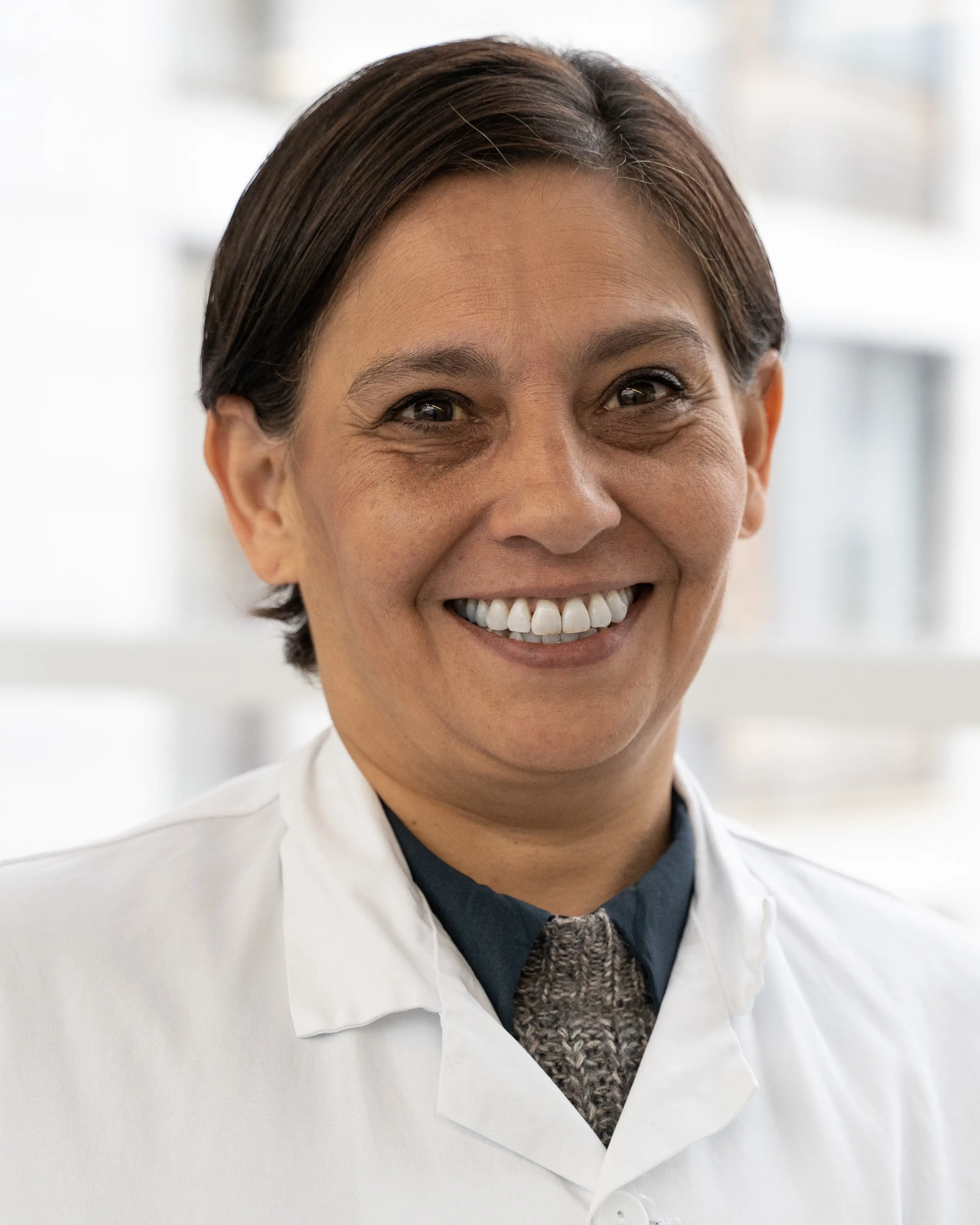 Et nærbilde av en mann som smiler