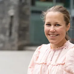 En jente som smiler til kameraet