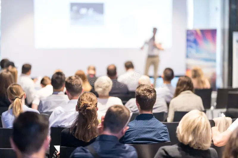 En person som holder en presentasjon for et publikum
