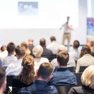 En person som holder en presentasjon for et publikum
