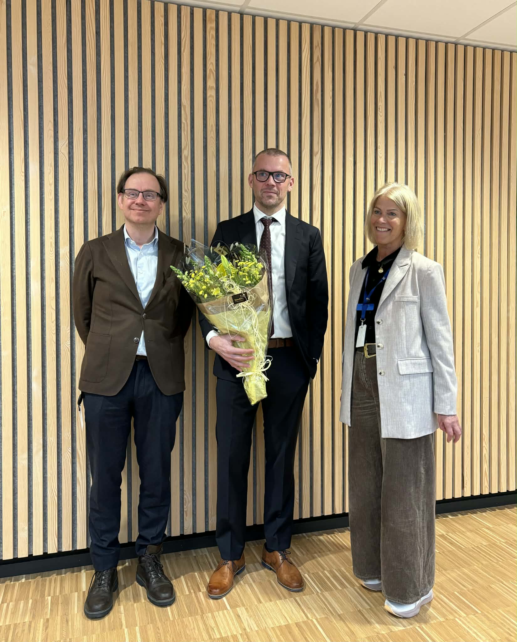 Mann med blomsterbukett