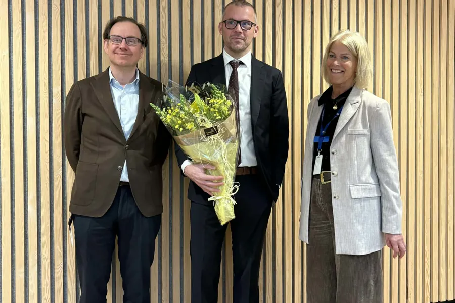 Mann med blomsterbukett