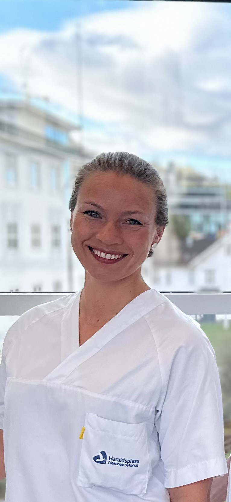 En person som smiler for kameraet