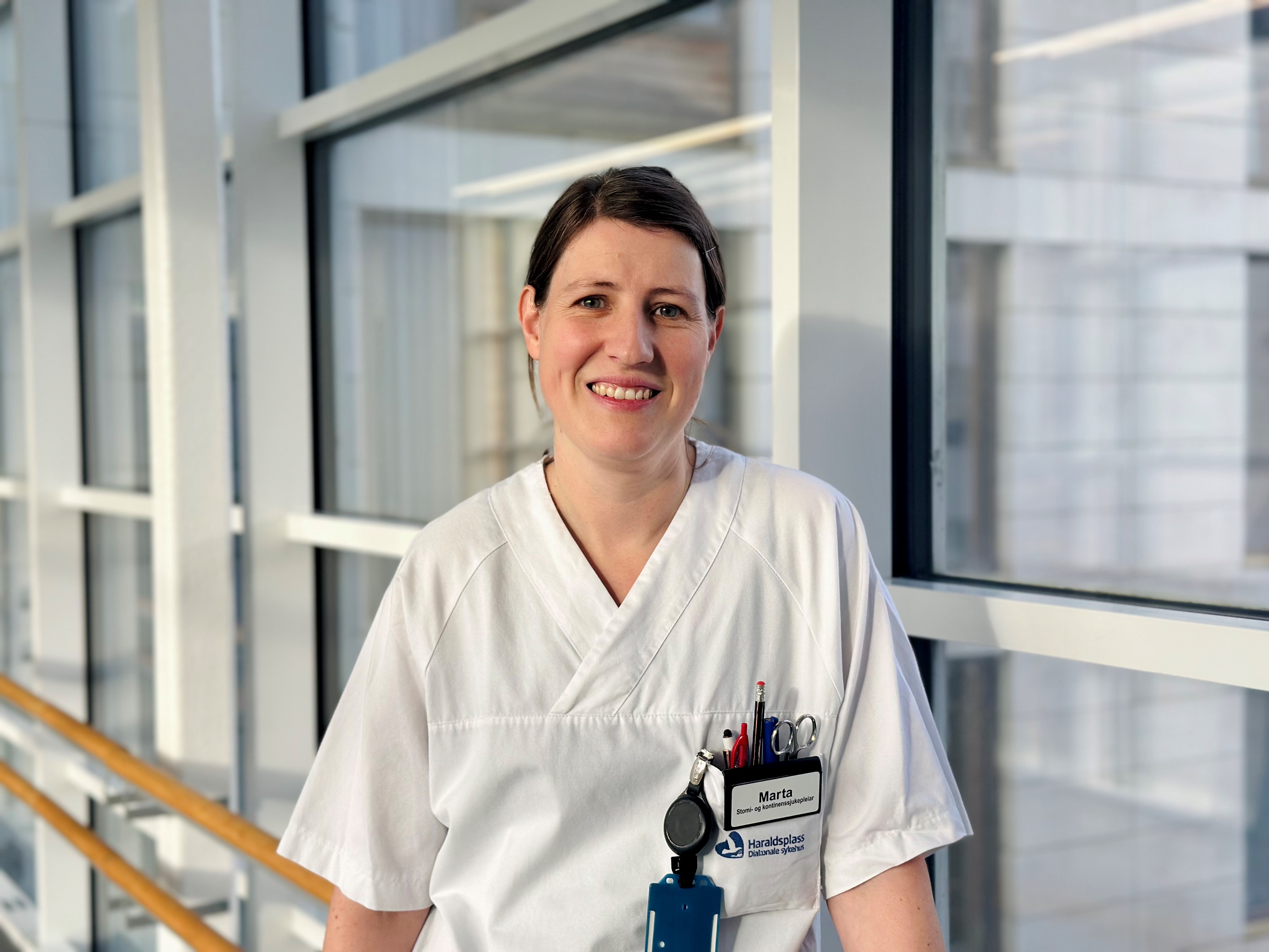 En mann iført hvit skjorte