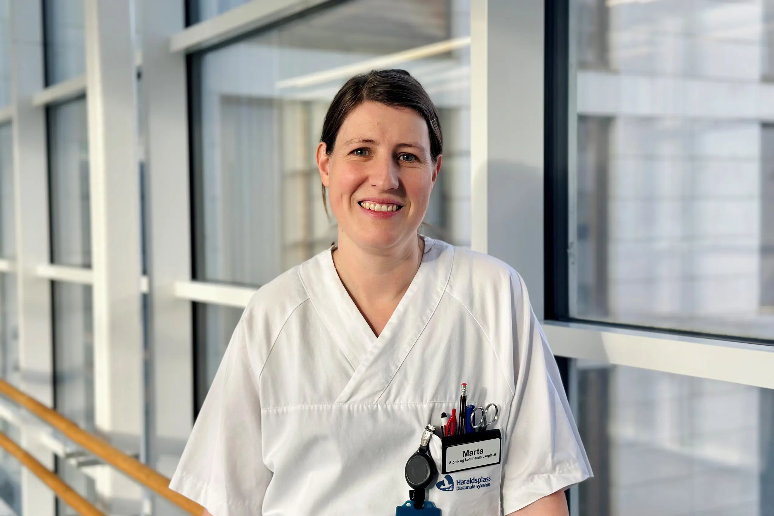 En mann iført hvit skjorte