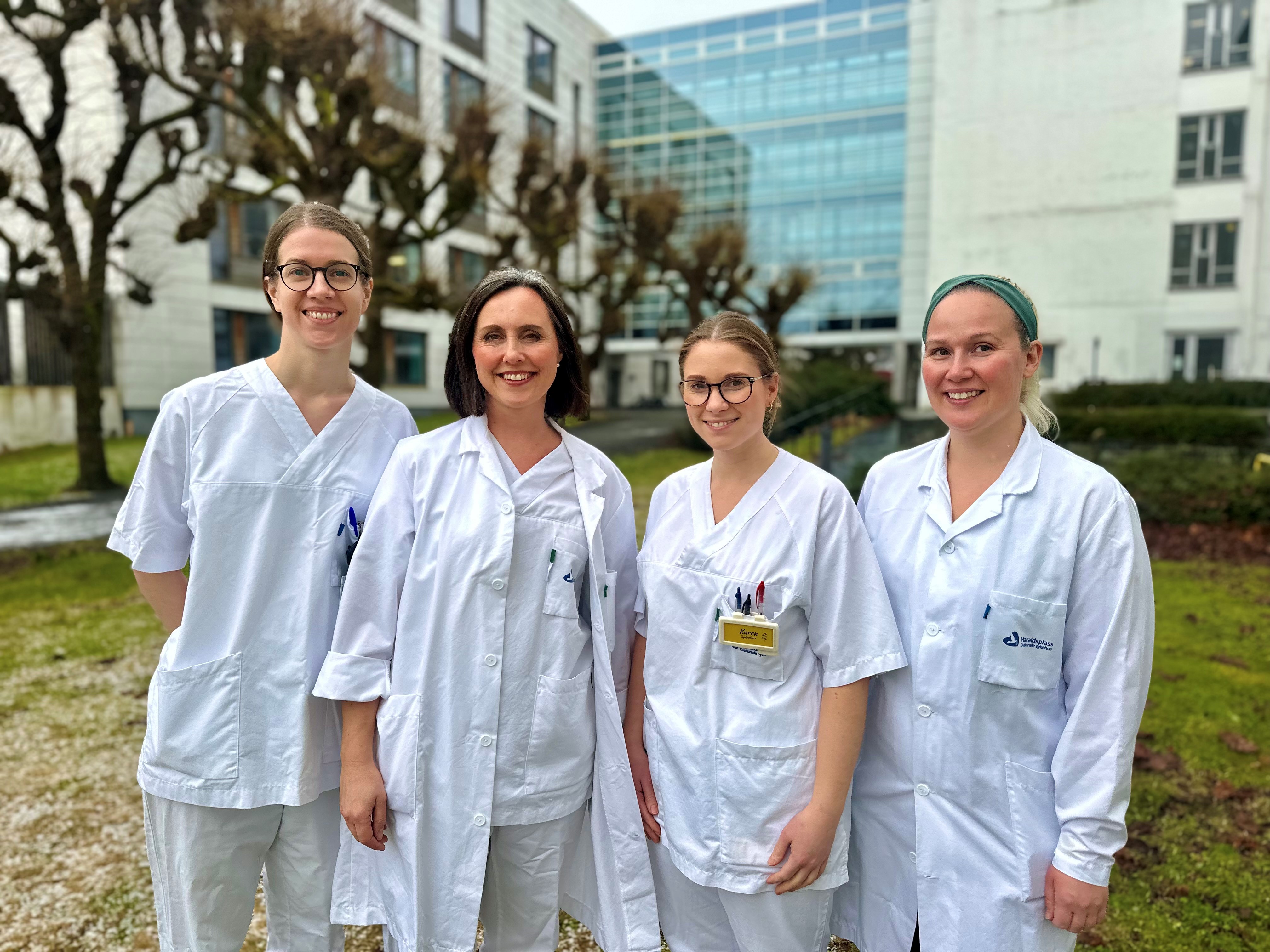 En gruppe kvinner i hvite laboratoriefrakker