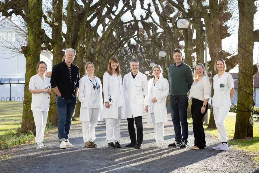 En gruppe mennesker som står sammen utenfor