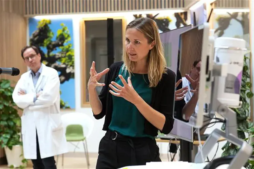 En kvinne som snakker til en gruppe mennesker