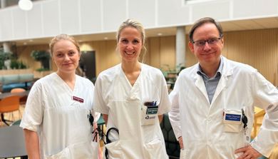 En gruppe mennesker iført hvite labfrakker og merker