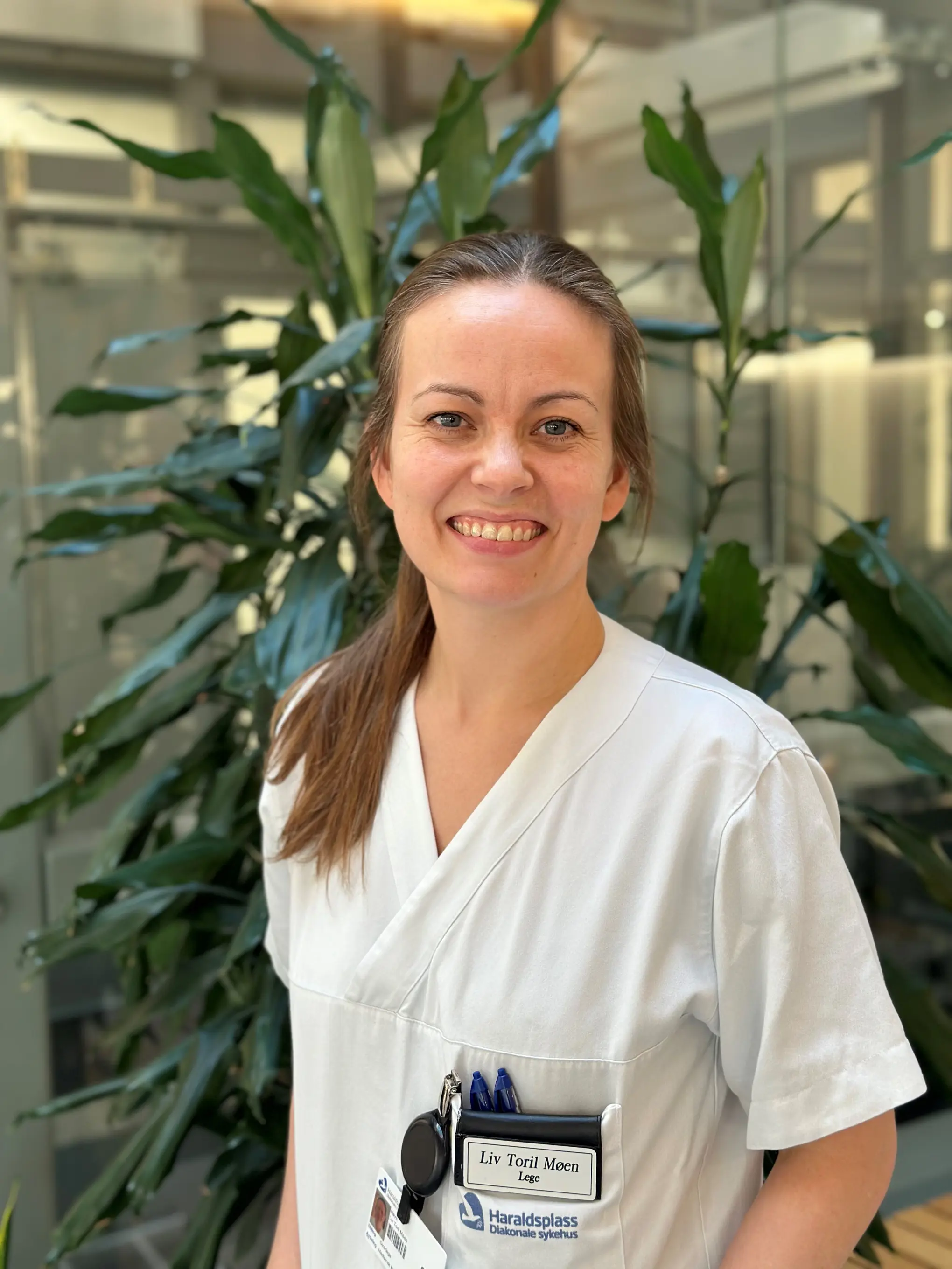 En person som smiler til kameraet