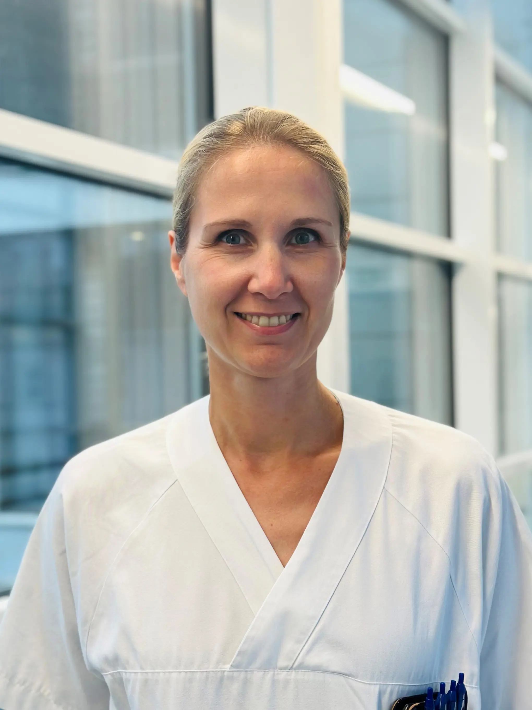 En mann som smiler til kameraet