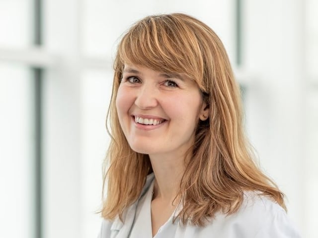 En person som smiler til kameraet