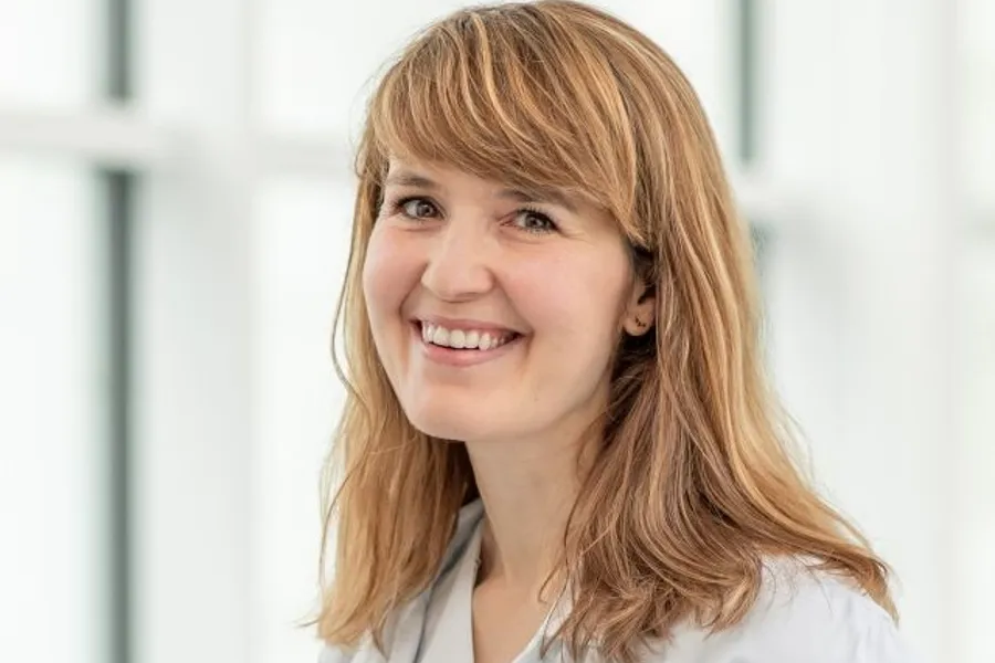 En person som smiler til kameraet