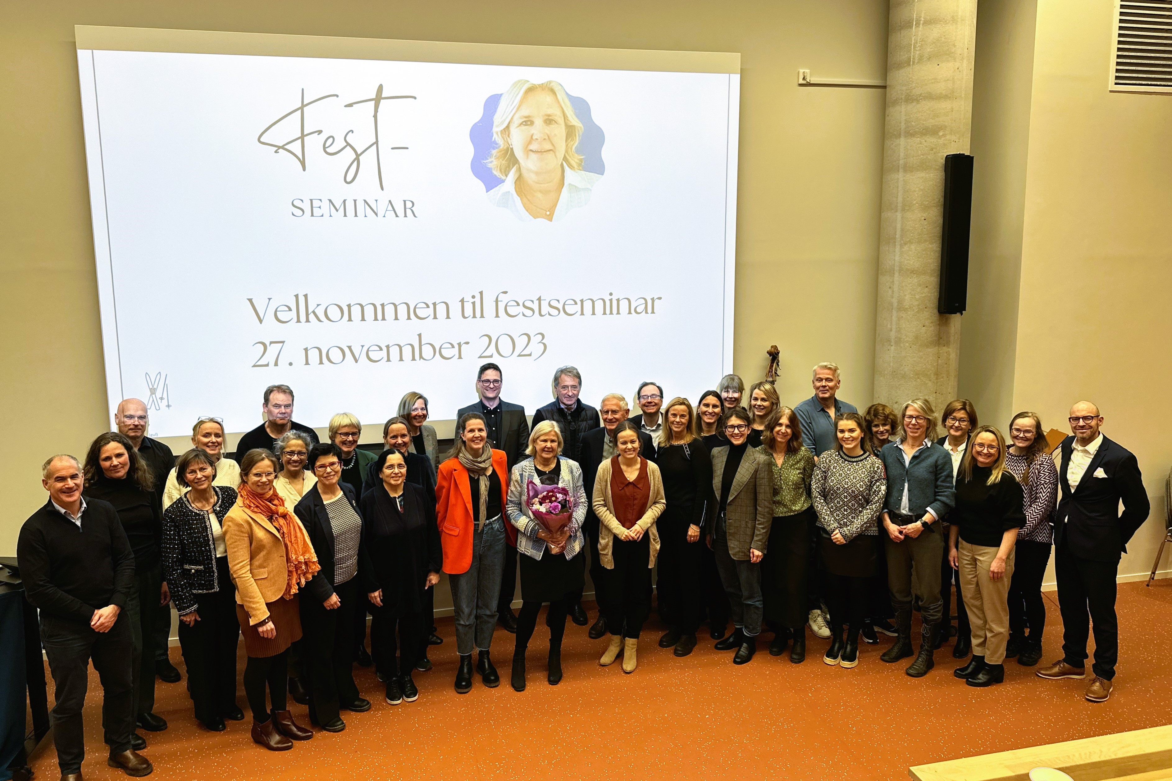 En gruppe mennesker som poserer for et bilde