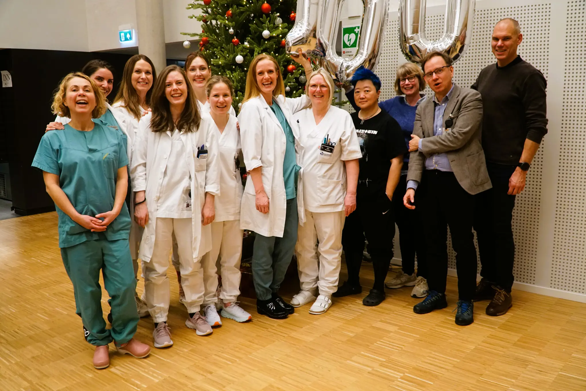 En gruppe mennesker som poserer for et bilde