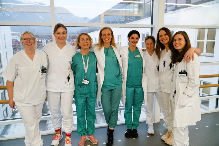En gruppe mennesker som poserer for et bilde