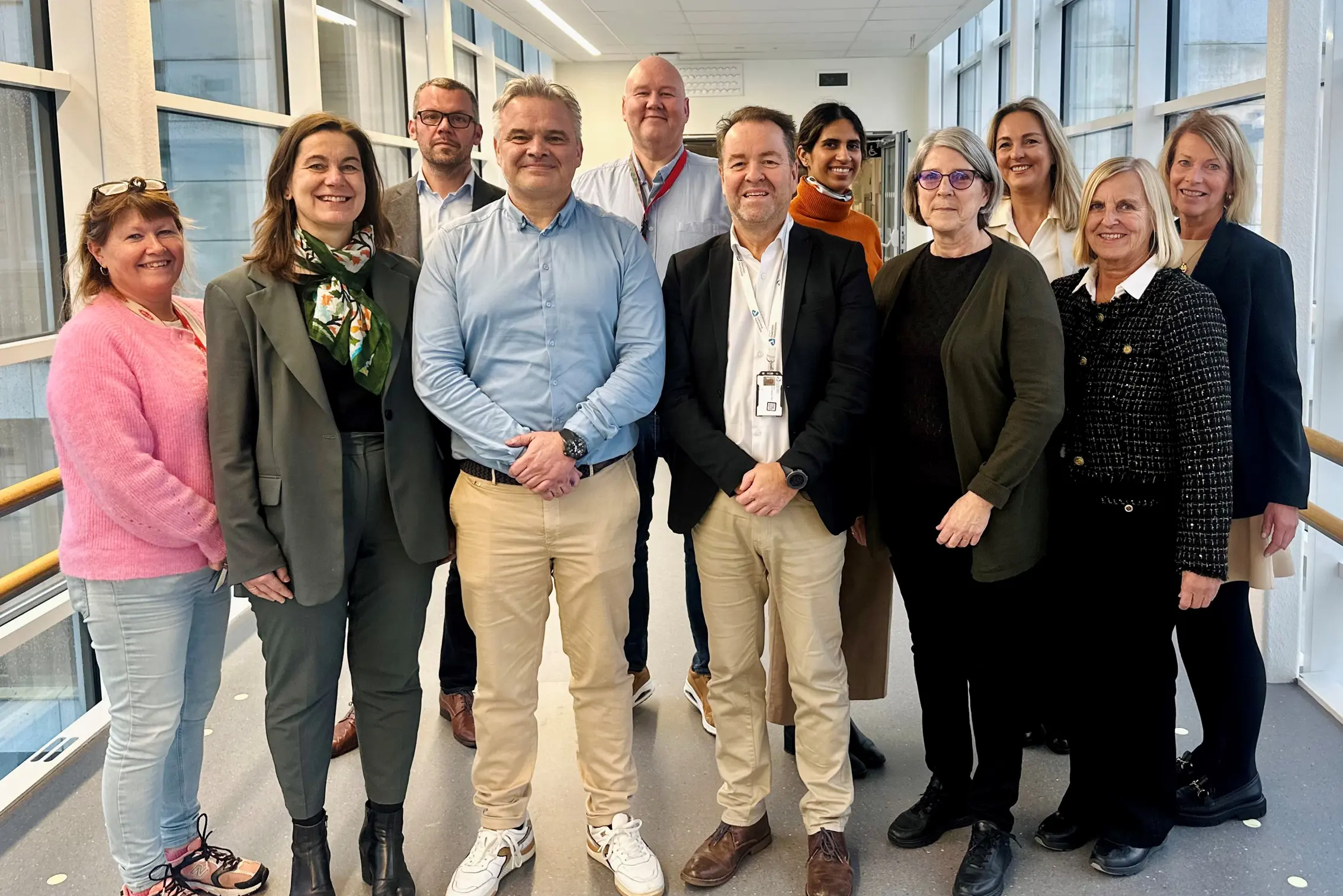 En gruppe mennesker som poserer for et bilde